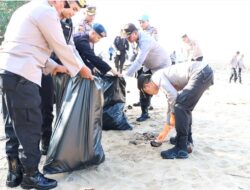 Kapolres Ketapang Berbaur Bersama Warga Bersihkan Sampah Di Pantai Sungai Kinjil