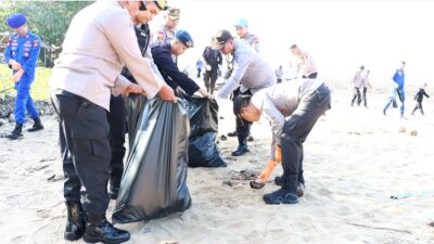 Kapolres Ketapang Bersama Generasi Milineal Bersihkan Sampah Di Obyek Wisata Pantai Pecal