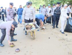 Kapolres Ketapang Bersihkan Sampah Di Obyek Wisata Pantai Pecal