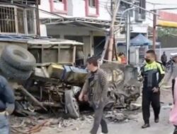 Kecelakaan di Bawen Semarang, Dump Truk Tabrak Tiang Lalu Terguling