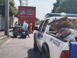 Kecelakaan di Semarang, Pemotor Lansia Masuk Kolong Setelah Tabrak Truk yang Terparkir