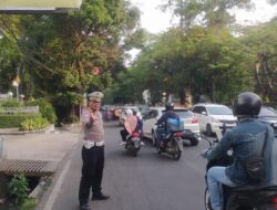 Kegiatan mengantisipasi terjadinya kemacetan di pagi Qr Polsek Sukasari – Wilkum Polrestabes Bandung