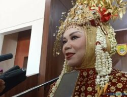 Bupati Etik Suryani Kenakan Pakaian Adat Palembang di HUT ke-77 Sukoharjo