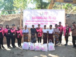 Ketum Bhayangkari Berikan Beri Bantuan Anak Stunting di Desa Reruwairere