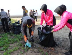 Kompak Bersama Generasi Milennia, Kapolres Ketapang Bersihkan Sampah Di Obyek Wisata Pantai Pecal