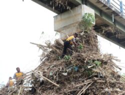 Bersih-Bersih Sampah di Sungai sampai Pasar, Polres Sukoharjo Peduli Lingkungan