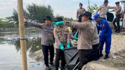 Lestarikan Lingkungan Wisata, Kapolda Jateng Pimpin Bersih-Bersih Pantai Tirang