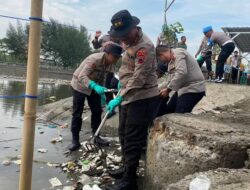 Lestarikan Lingkungan Wisata, Kapolda Jateng Pimpin Bersih-Bersih Pantai Tirang Semarang