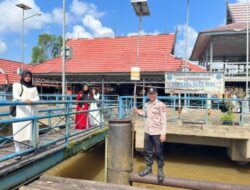 Pantau Debit Air di Das Lamandau, Anggota Polsek Bulik Antisipasi Banjir