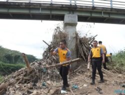 Peduli Lingkungan, Polres Sukoharjo Bersih-Bersih Sampah di Sungai hingga Pasar