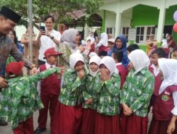 Pelajar di Lamandau Terima Seragam Batik Gratis