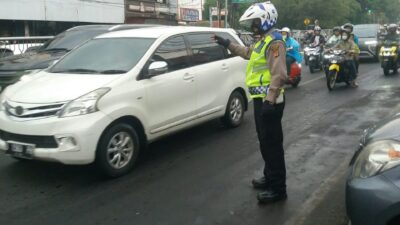 Pelayanan Sore Hari, Unit Lantas Polsek Babakan Ciparay Gelar Gatur Di Lokasi Rawan Macet  Wilkum Polres Karawang