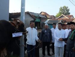 Personel Polres Batang Serahkan Hewan Kurban Sebagai Wujud Keikhlasan