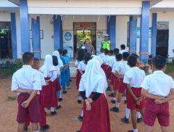 Personel Satlantas Polres Melawi menjadi pemimpin dalam kegiatan “Polisi Sahabat Anak” di sekolah SD Negeri 1 Nanga Pinoh