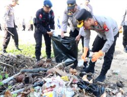 Personil Polres Ketapang serentak melaksanakan kegiatan membersihkan pantai