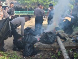 Kompak Bersama Generasi Milennia, Kapolres Ketapang Bersihkan Sampah Di Pantai Pecal