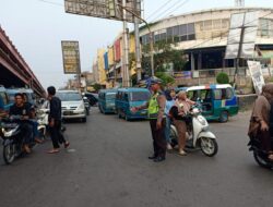 Personil Polsek Cikampek Berikan Kelancaran Lalu Lintas