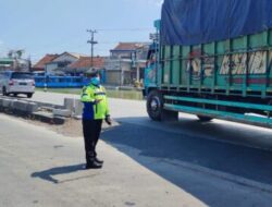 Polantas Demak Melaksanakan Rekayasa Lalu Lintas Imbas Peninggian Jalan Pantura