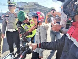 Polres Banjarnegara Bagi-Bagi Helm saat Operasi Patuh Candi 2023
