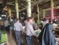 -Polres Ciamis, Satuan Samapta Cek Harga Bahan Pokok di Pasar Manis Ciamis