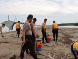 Polres Demak Mengajak Masyarakat Bersih-Bersih Pantai