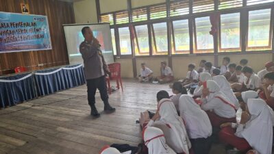 Polres Kapuas Hulu memberikan penyuluhan di SMP Negeri Putussibau