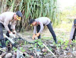 Polres Ketapang Berbaur Bersama Warga Bersihkan Sampah Di Pantai Sungai Kinjil