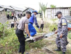 Polres Rembang Bersama TNI dan Warga Bersihkan Sampah di Pinggir Laut