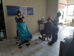 Adakan Layanan Potong Rambut, Sat Tahti Polres Sukoharjo Jaga Kebersihan Para Tahanan