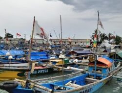 Polri Silaturahmi dengan Himpunan Nelayan Seluruh Indonesia di Pantai Pelabuhan Ratu Sukabumi