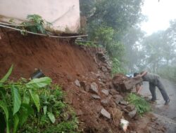 Polsek Cihaurbeuti Datangi Lokasi Bencana Alam Tanah Longsor di Desa Sukamaju