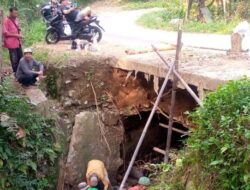 Pondasi Jembatan Kali Watubelah Kabupaten Banjarnegara Ambrol dan Bolong