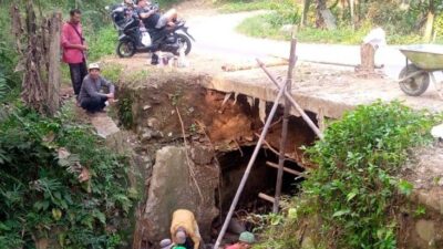 Pondasi Jembatan Kali Watubelah Banjarnegara Ambrol dan Bolong