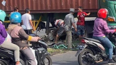 Truk Kontainer Tabrak Truk Pengangkut Semen, Jalan Semarang-Salatiga Sempat Macet Parah
