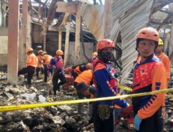 Relawan Banjarnegara Bersihkan Material Sisa Kebakaran Pasar Perja Klampok