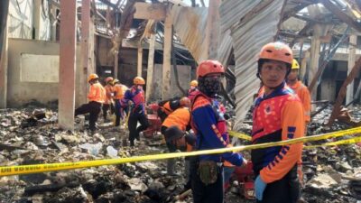 Puluhan Relawan Bersihkan Puing-puing Sisa Kebakaran Pasar Perja Klampok Banjarnegara