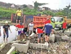 Respon Cepat Laporan, Bersihkan Timbunan Sampah di Sungai