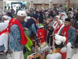 Tiba di Tanah Air, Jemaah Haji Kloter Semarang Dibawa ke Asrama Antara Manyaran