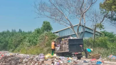 Tumpukan Sampah di Pantai Kragan Rembang, Warga Keluhkan Bau Menyengat