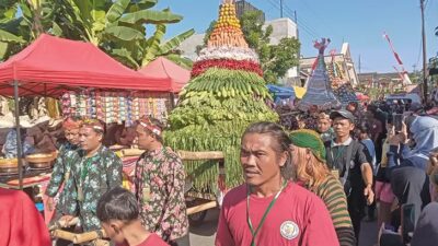 Ungkapan Syukur, Warga Kabupaten Sukoharjo Gelar Kirab Gunungan Pakujoyo