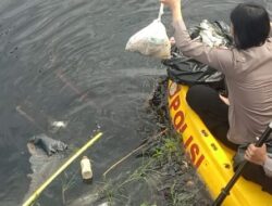 Warga dan Polisi Bersih-bersih di Bantaran Sungai Kahayan Palangka Raya