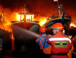 6 Kapal di Pelabuhan Jongor Tegal Terbakar, 1 Berhasil Dipadamkan