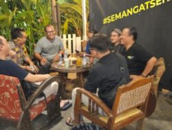 Sambangi Cafe, Humas Polresta Pati Sosialisasikan Akun Media Sosial Kepada Warga