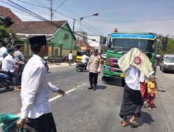 Personil Polsek Sarang Atur Lalu Lintas Usai Pelaksanaan Ibadah Sholat Jum’at