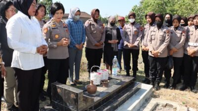 Bakti Religi Polwan Polres Sragen Berziarah Kubur di Makam Almarhum Aiptu Puji Setyowati