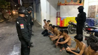 14 Remaja Bawa Sajam, Berakhir Dihukum Jalan Jongkok Tim Pandawa Polres Sukoharjo