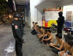 Belasan Remaja Dihukum Jalan Jongkok Biar Kapok