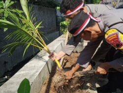 Cipta Udara Bersih Polsek Semarang Tengah Bersama Warga Tanam Pohon