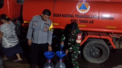 Warga Terdampak Kekeringan, Bhabinkamtibmas Desa karangwotan Polsek Pucakwangi Dampingi BPBD Salurkan Air Bersih