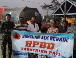 Warga Desa karangwotan Terdampak Kekeringan, Bhabinkamtibmas Polsek Pucakwangi Dampingi BPBD Salurkan Air Bersih